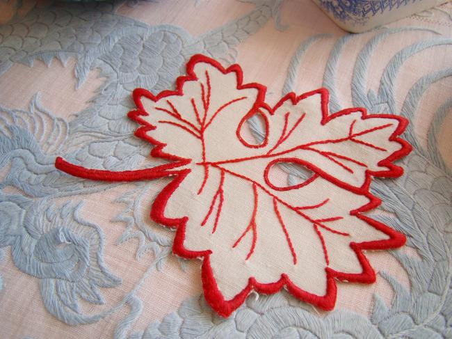 Adorable napperon en lin en feuille en broderie rouge 