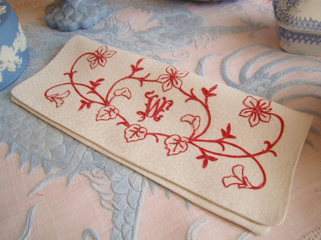 Magnifique pochette range-serviette, volubis en broderie rouge & monogramme