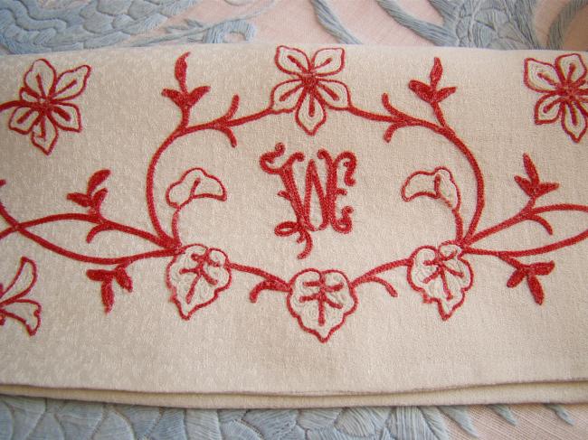 Magnifique pochette range-serviette, volubis en broderie rouge & monogramme