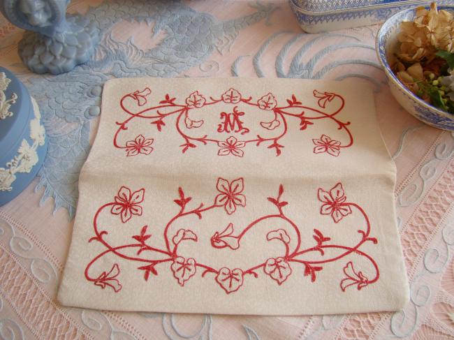 Magnifique pochette range-serviette, volubis en broderie rouge & monogramme