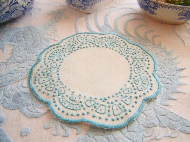 Adorable napperon rond en lin avec broderie Turquoise