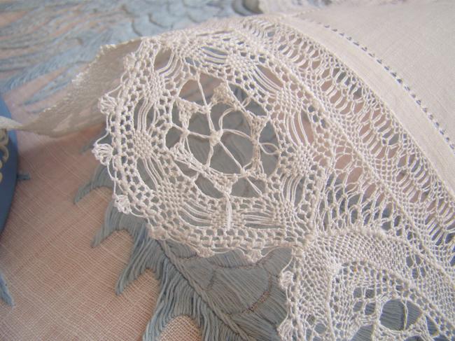 Romantique pochette en linon avec un pourtour en fine dentelle de macramé