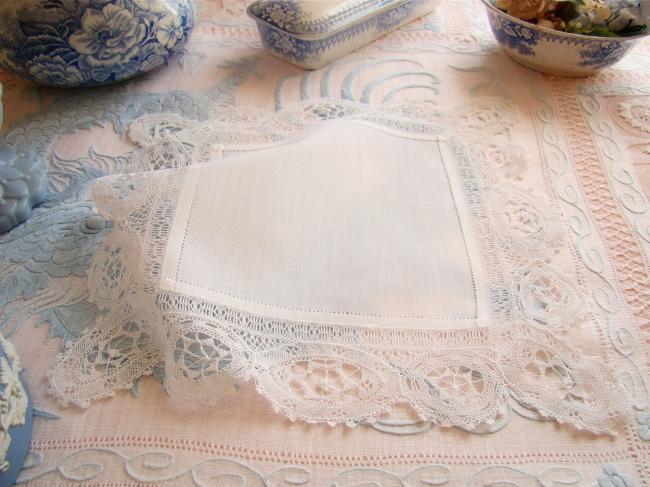 Romantique pochette en linon avec un pourtour en fine dentelle de macramé