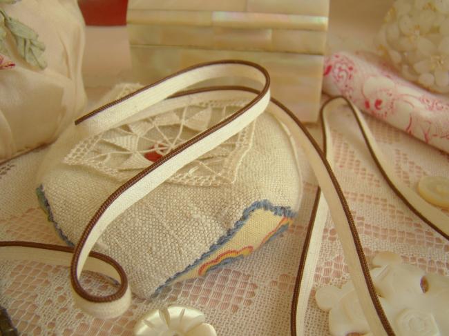 Joli ancien ruban passepoil en coton blanc et marron satiné (6mm)