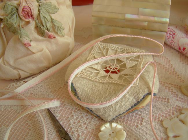 Joli ancien ruban passepoil en coton blanc et rose layette satiné (6mm)