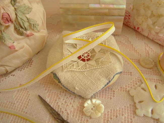 Joli ancien ruban passepoil en coton blanc et jaune vif satiné (6mm)