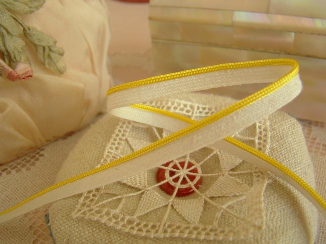 Joli ancien ruban passepoil en coton blanc et jaune vif satiné (6mm)