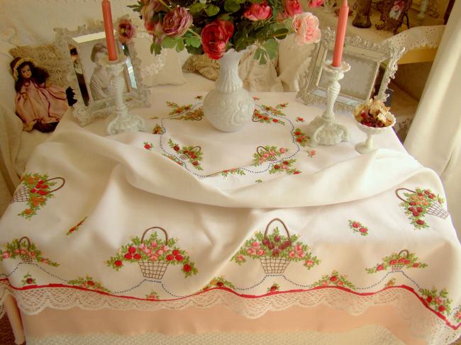 Magnifique nappe richement brodée de paniers de fleurs 1920-30