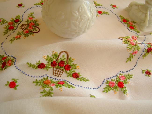 Magnifique nappe richement brodée de paniers de fleurs 1920-30