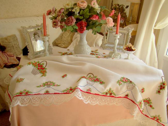 Magnifique nappe richement brodée de paniers de fleurs 1920-30