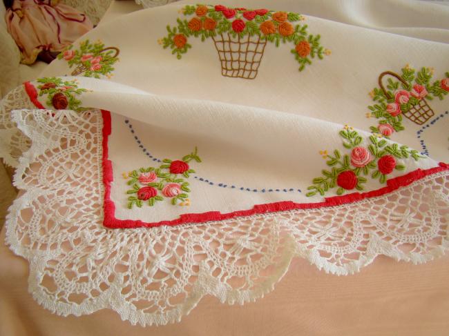 Magnifique nappe richement brodée de paniers de fleurs 1920-30