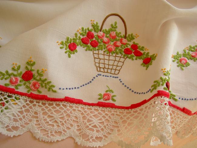 Magnifique nappe richement brodée de paniers de fleurs 1920-30