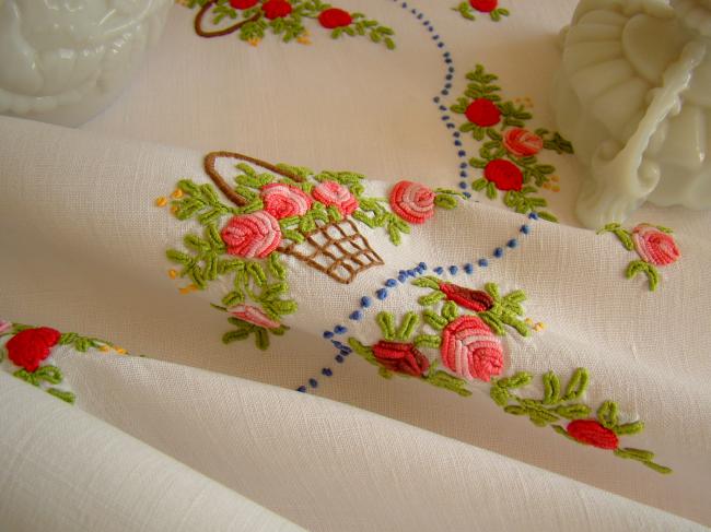 Magnifique nappe richement brodée de paniers de fleurs 1920-30