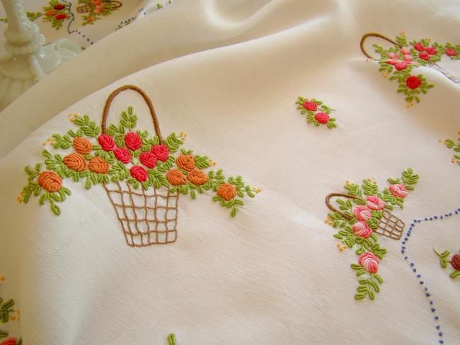 Magnifique nappe richement brodée de paniers de fleurs 1920-30