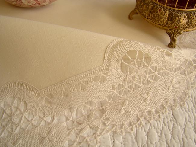 Superbe nappe en lin écru et large dentelle de Cluny 1920-30