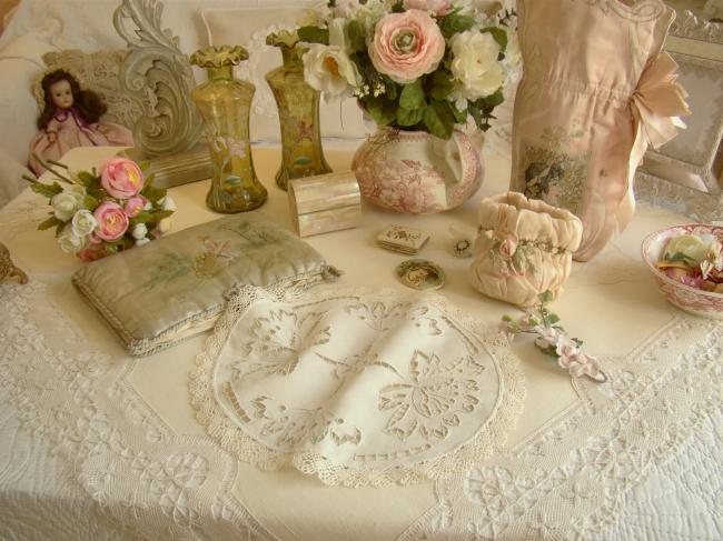Gracieux centre de table brodé, ajouré à la Richelieu, rinceaux de fleurs 1900