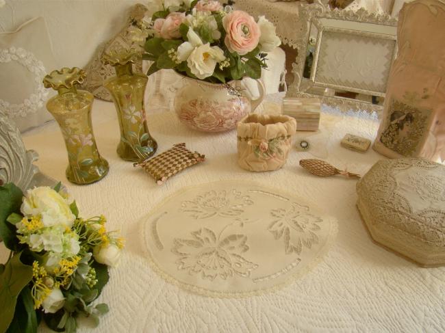 Gracieux centre de table brodé, ajouré à la Richelieu, rinceaux de fleurs 1900