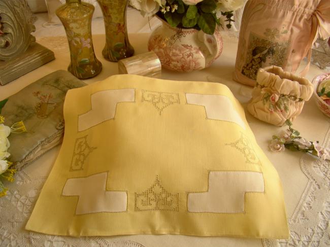 Adorable pochette à lingerie en linon jaune pâle avec motifs ajourés 1930