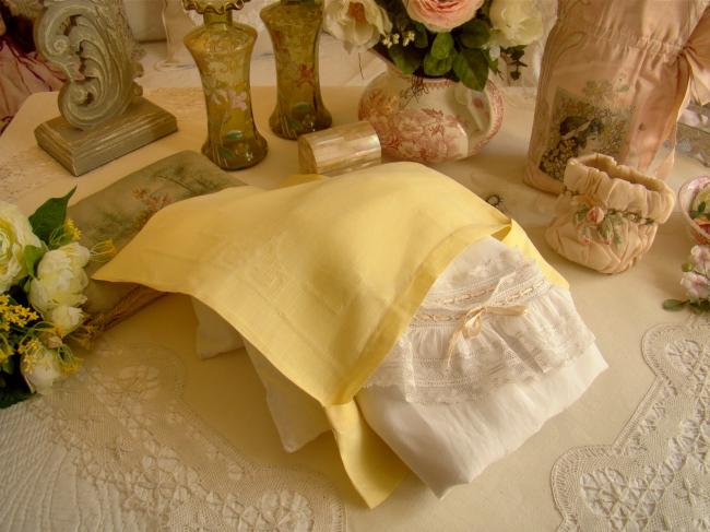 Adorable pochette à lingerie en linon jaune pâle avec motifs ajourés 1930
