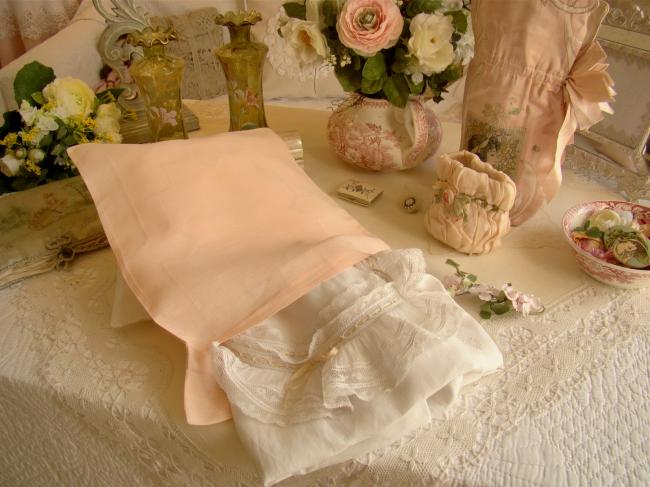 Adorable pochette à lingerie en linon rose pâle avec motifs ajourés 1930