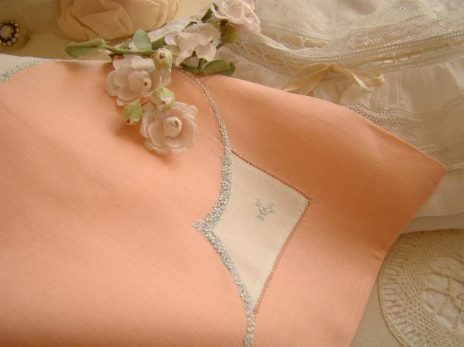 Romantique pochette à lingerie en linon rose brodé de fleurettes bleues 1930