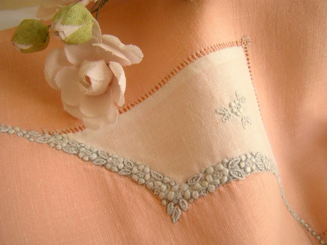 Romantique pochette à lingerie en linon rose brodé de fleurettes bleues 1930
