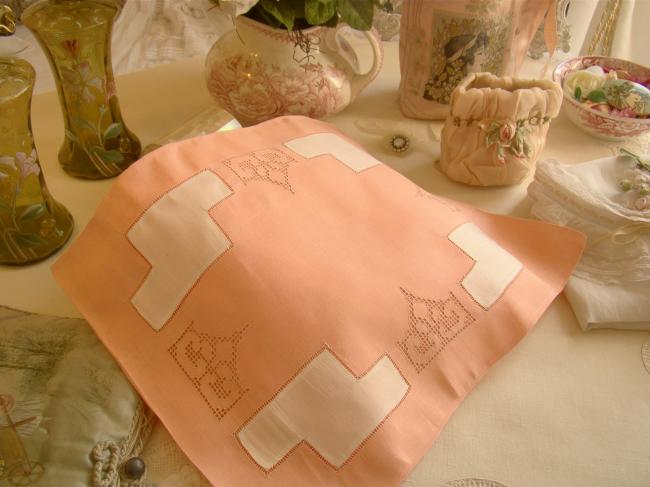 Jolie pochette à lingerie en linon rose saumoné avec motifs ajourés 1930