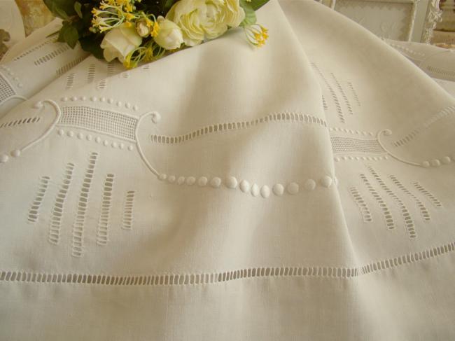 Superbe drap en toile de lin avec une volumineuse broderie blanche et ajourée