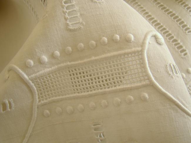 Superbe drap en toile de lin avec une volumineuse broderie blanche et ajourée
