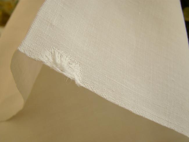 Superbe drap en toile de lin avec une volumineuse broderie blanche et ajourée
