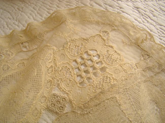 Merveilleux chemin de table en dentelle de fond de bonnet et Valenciennes 1890