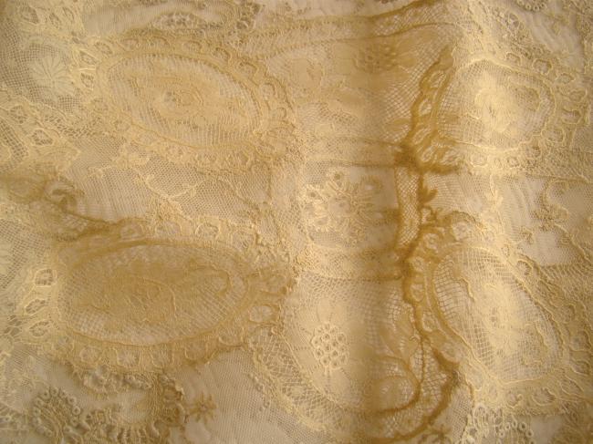 Merveilleux chemin de table en dentelle de fond de bonnet et Valenciennes 1890