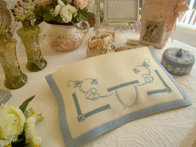 Romantique pochette brodée en lin, volutes de fleurs bleues et rivières ajourées
