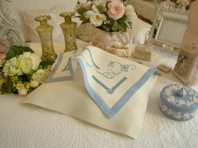 Romantique pochette brodée en lin, volutes de fleurs bleues et rivières ajourées