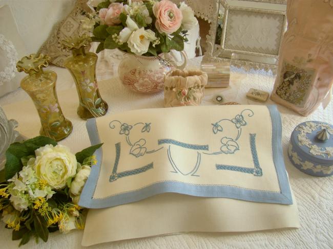 Romantique pochette brodée en lin, volutes de fleurs bleues et rivières ajourées