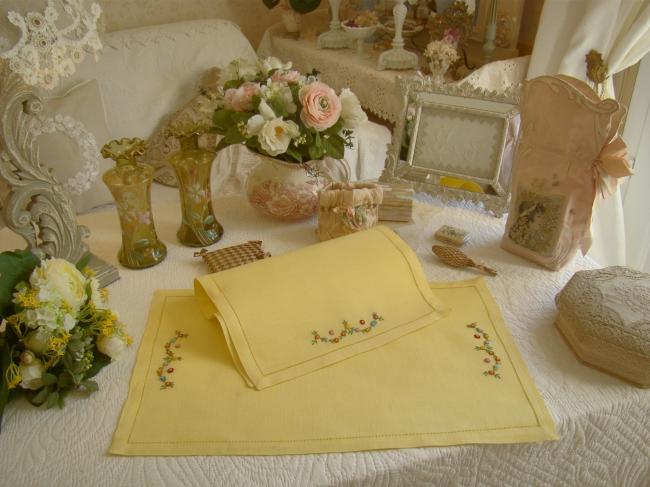 Jolie paire de dessus de desserte en lin jaune, brodés de petites fleurettes 