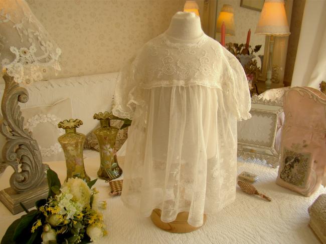 Adorable robe de bébé en tulle brodé de fleurs stylisées 1920