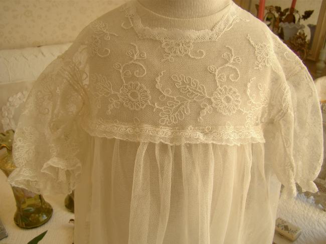 Adorable robe de bébé en tulle brodé de fleurs stylisées 1920