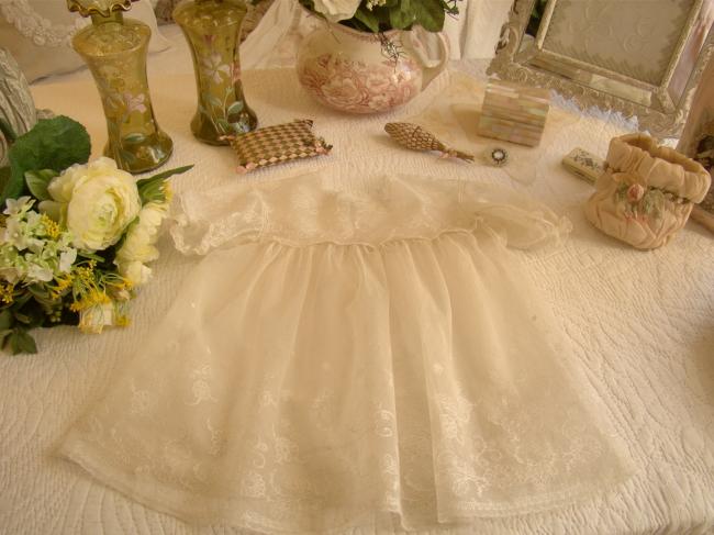 Adorable robe de bébé en tulle brodé de fleurs stylisées 1920