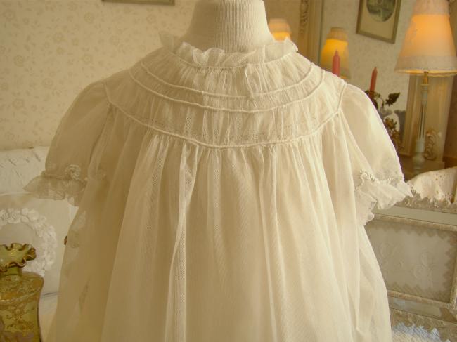 Merveilleuse robe de bébé en tulle à multiples volants et sous-robe soie 1900