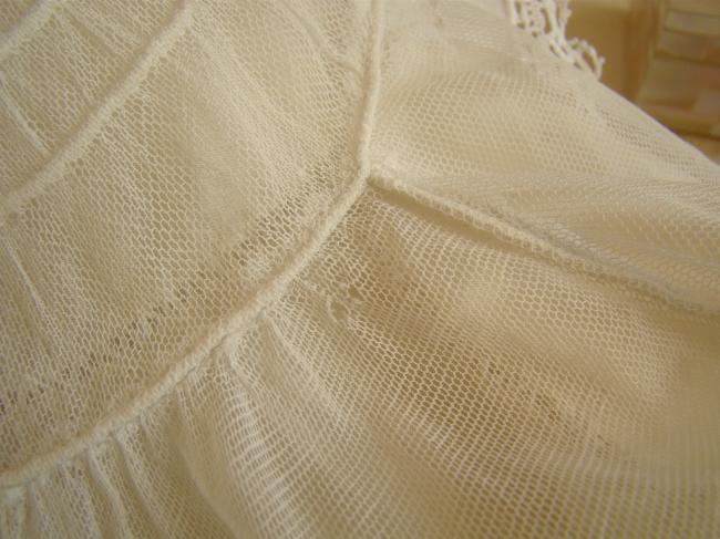 Merveilleuse robe de bébé en tulle à multiples volants et sous-robe soie 1900