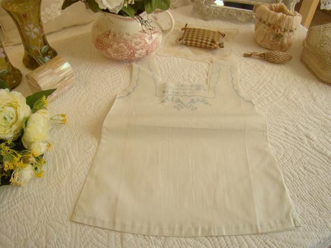 Jolie chemise de jour de bébé en fin linon de lin à broder à l'anglaise