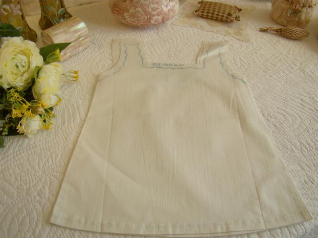 Jolie chemise de jour de bébé en fin linon de lin à broder à l'anglaise