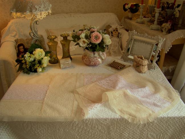 Romantique chemin de table en dentelle, couleur rose et saumon