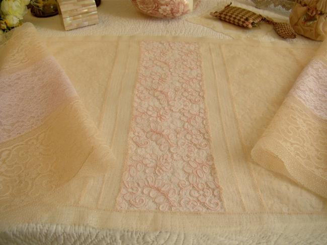 Romantique chemin de table en dentelle, couleur rose et saumon