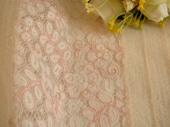 Romantique chemin de table en dentelle, couleur rose et saumon