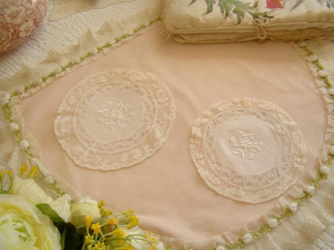 Deux petits napperons en dentelle de Valenciennes et motif brodé sur linon
