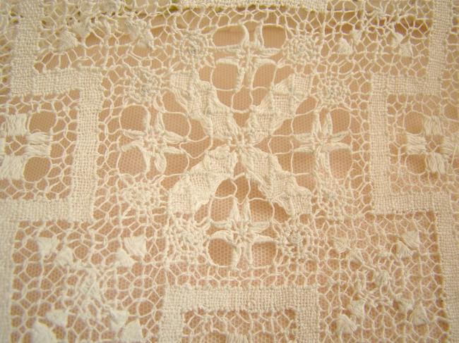 Fantastique centre de table en dentelle de filet rebrodé 1900