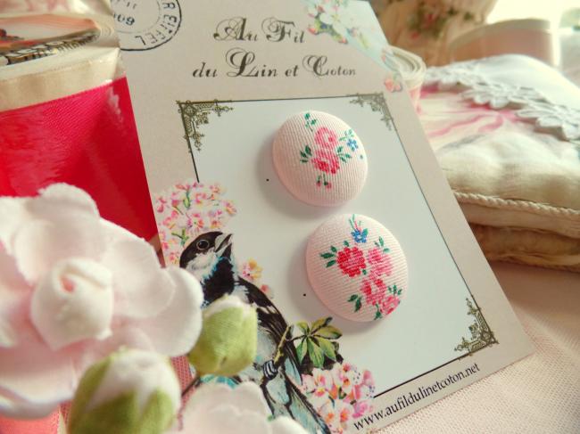 Jolie carte de 2 boutons recouverts de tissu ancien avec petites roses 28mm