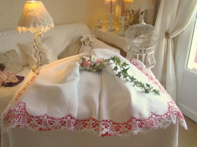 Superbe et grand drap en pur fil de lin orné d'une belle dentelle aux fuseaux